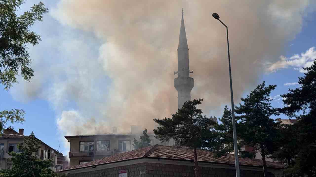 Foto - Alevler çatıyı sardı: Ekipler zamanla yarıştı