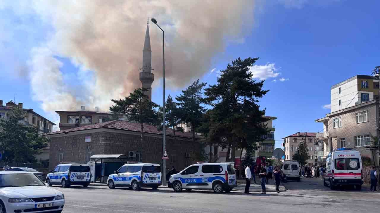 Foto - Alevler çatıyı sardı: Ekipler zamanla yarıştı