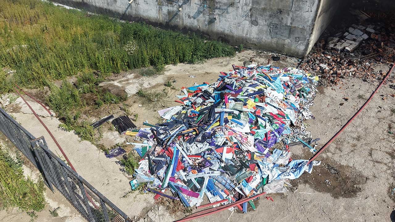 Foto - Alevler gökyüzünü kapladı! Bandırma'da plastik geri dönüşüm deposunda korkutan yangın!