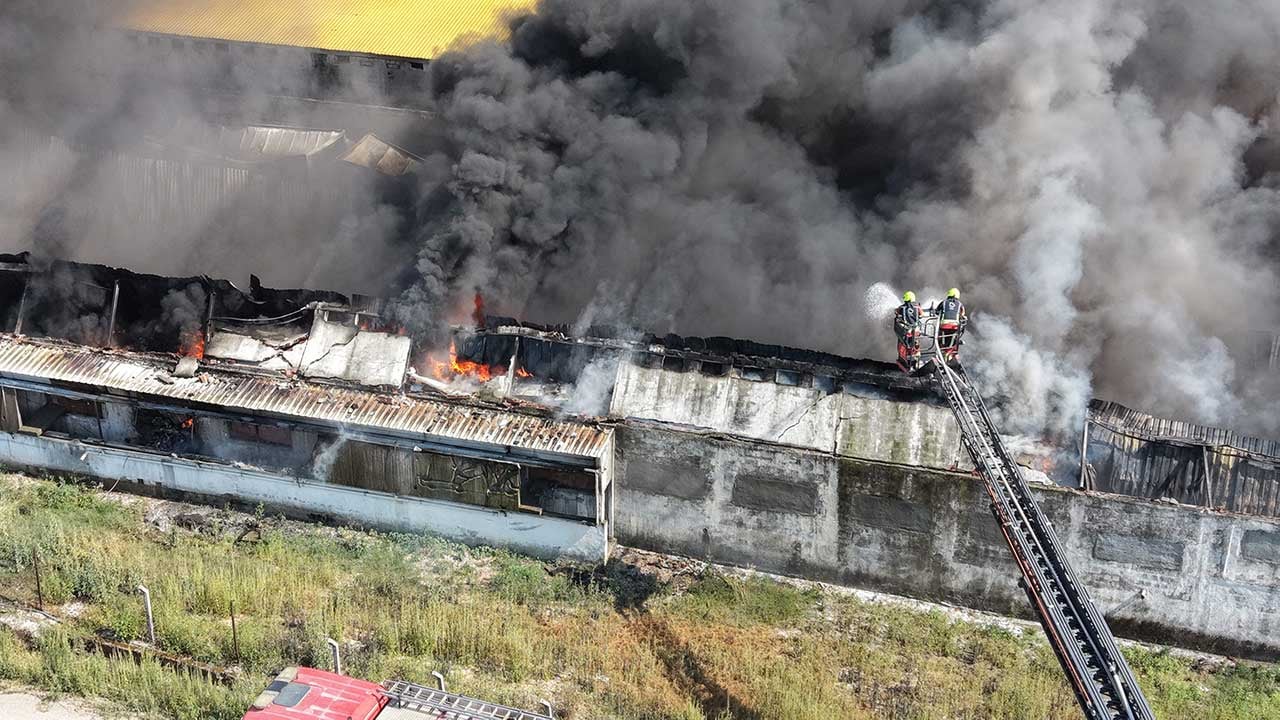 Foto - Alevler gökyüzünü kapladı! Bandırma'da plastik geri dönüşüm deposunda korkutan yangın!