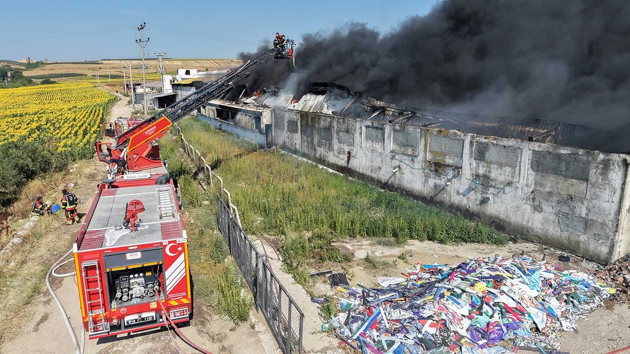Foto - Alevler gökyüzünü kapladı! Bandırma'da plastik geri dönüşüm deposunda korkutan yangın!