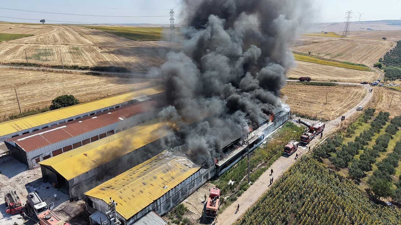 Alevler gökyüzünü kapladı! Bandırma'da plastik geri dönüşüm deposunda korkutan yangın!