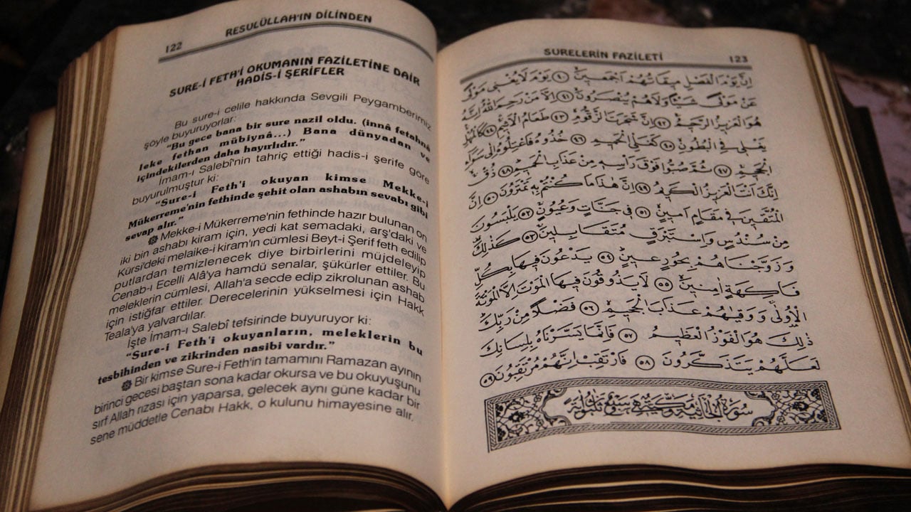 Foto - Alevler her şeyi yuttu ama... Kur’an-ı Kerim ve zemzem zarar görmedi