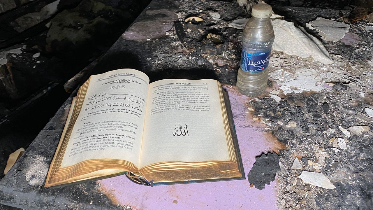 Foto - Alevler her şeyi yuttu ama... Kur’an-ı Kerim ve zemzem zarar görmedi
