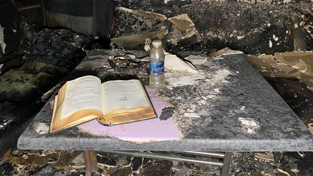 Foto - Alevler her şeyi yuttu ama... Kur’an-ı Kerim ve zemzem zarar görmedi