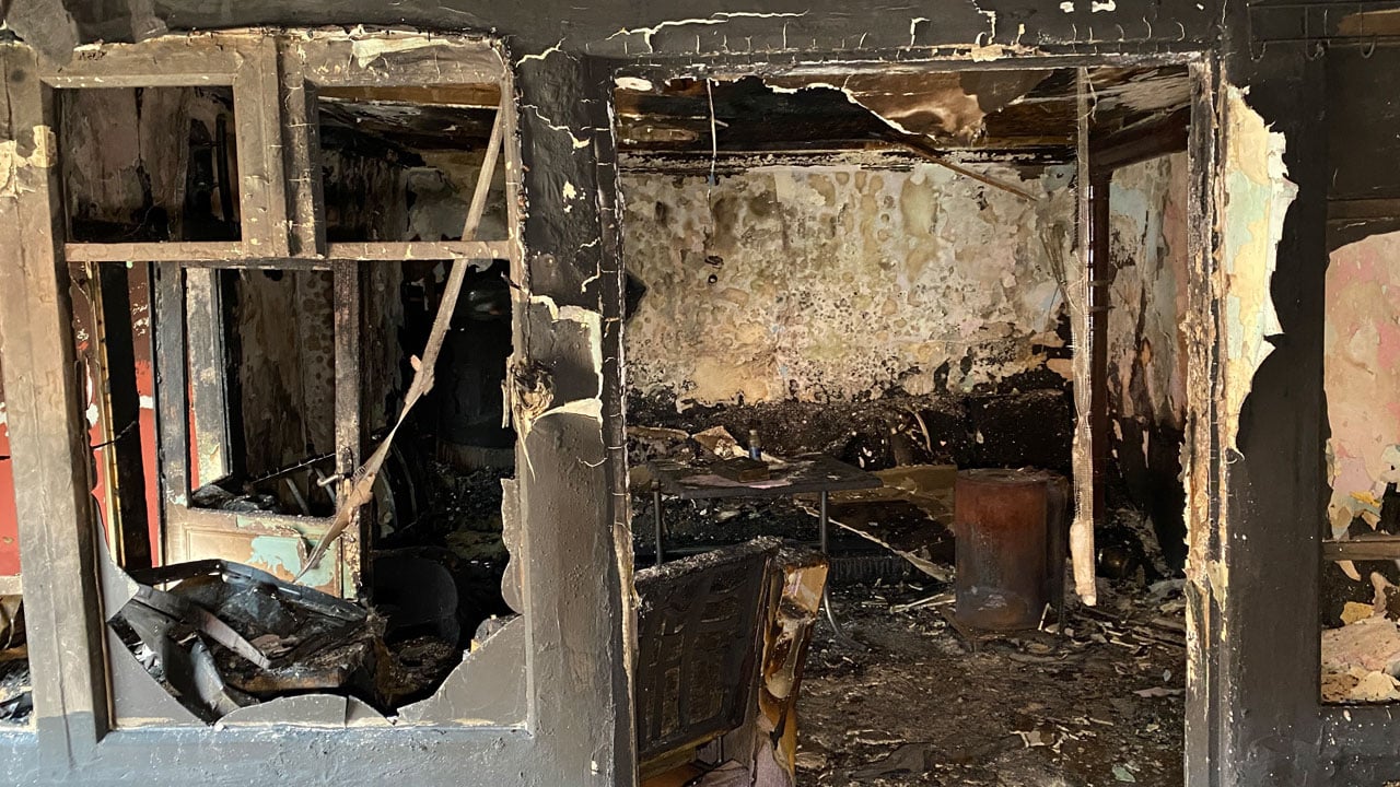 Foto - Alevler her şeyi yuttu ama... Kur’an-ı Kerim ve zemzem zarar görmedi