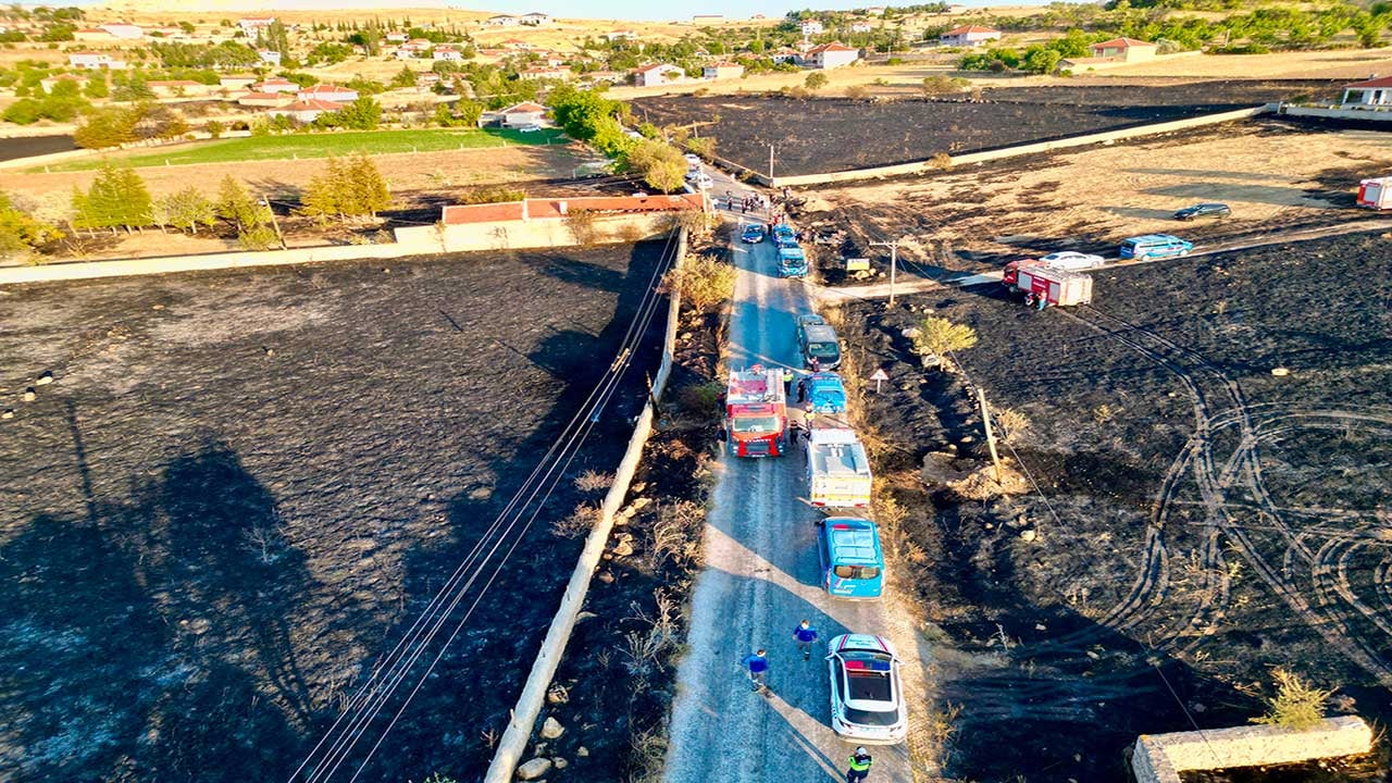 Foto - Alevler köye dayandı, 5 bin dekarlık alan küle döndü! Jandarmadan hayat kurtaran müthiş operasyon!