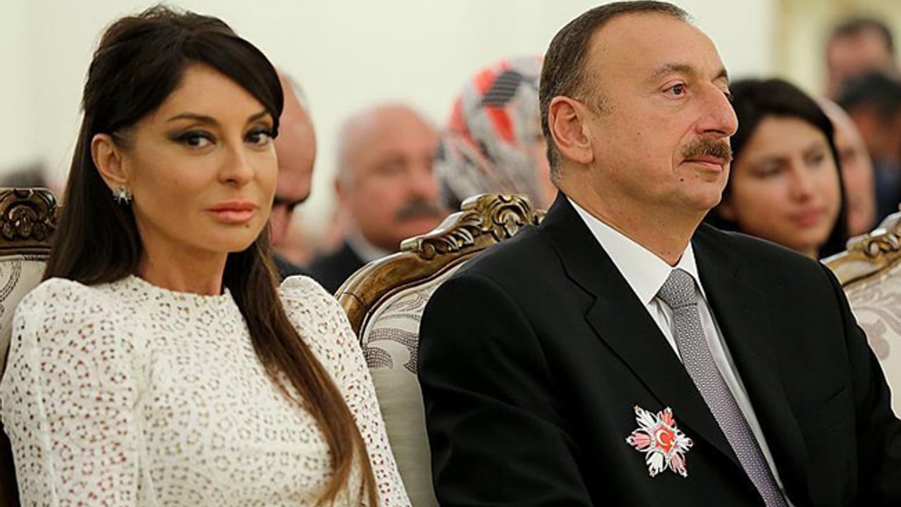 Foto - Aliyev’in eşinden, o soytarıya efsane kapak: "Sen değil miydin kadın kıyafeti giyip kaçmaya çalışan?"