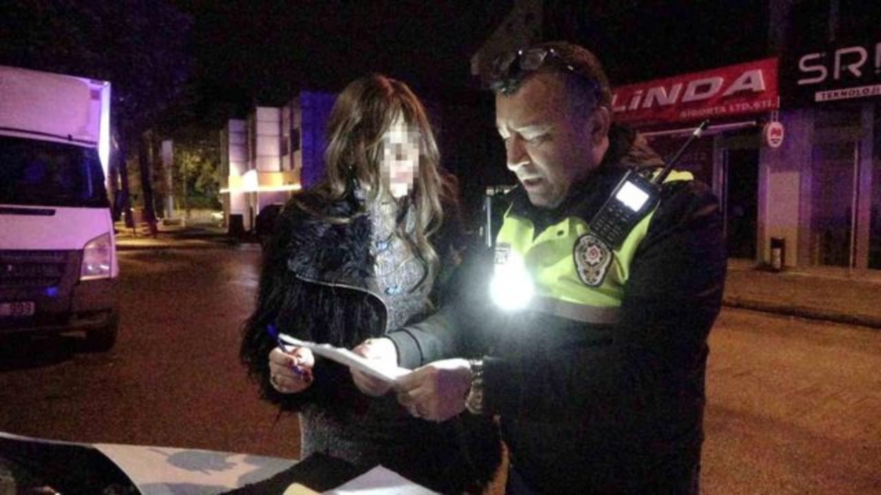 Alkol aklı baştan alınca ne dediğini bilemedi! Isparta’da rezil görüntüler: Cezayı az bulup polise küstahça tepki verdi