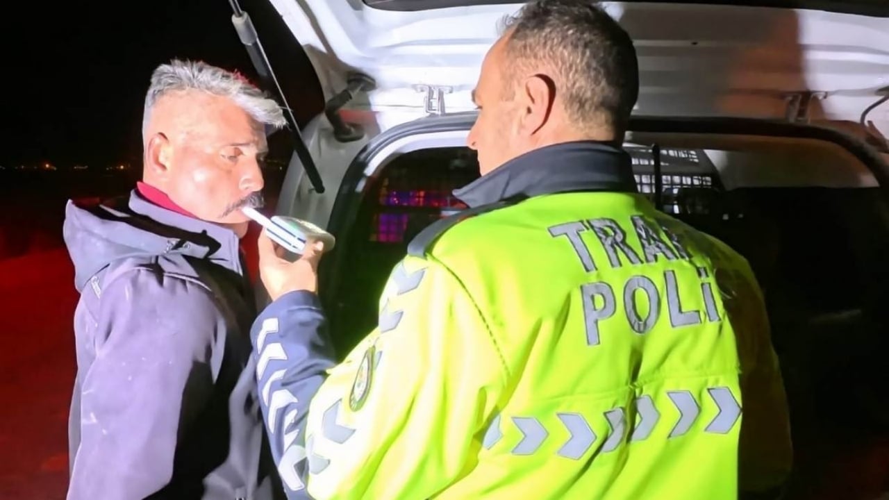 Alkollü sürücü, kantarın topuzunu kaçırdı: Polisin sabrını sınadı, devlete saydırdı