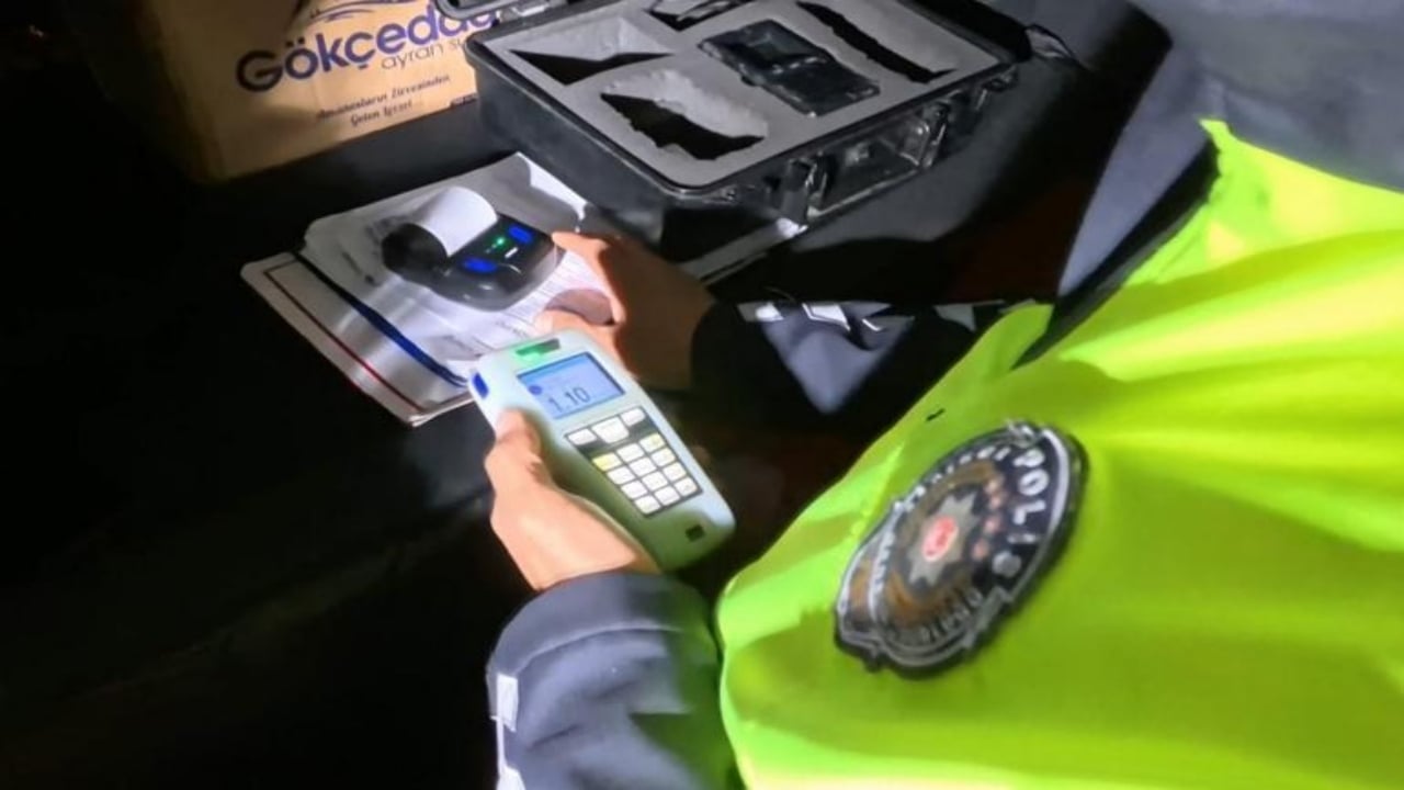 Foto - Alkollü sürücü, kantarın topuzunu kaçırdı: Polisin sabrını sınadı, devlete saydırdı