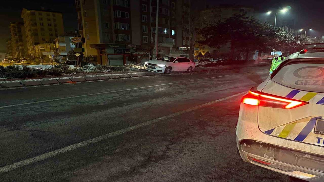 Foto - Alkolü fazla kaçıran trafik magandası ağaç ve direk dinlemedi! Sorumsuzluğun böylesi pes dedirtti!