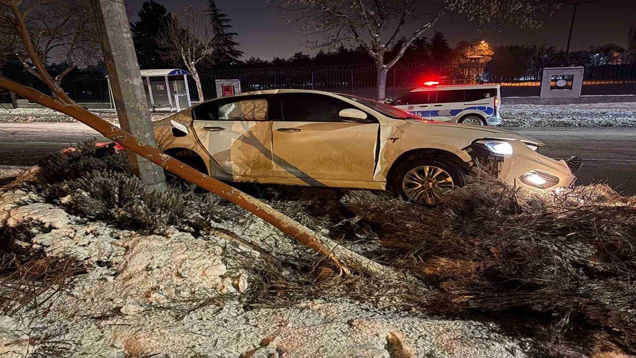 Foto - Alkolü fazla kaçıran trafik magandası ağaç ve direk dinlemedi! Sorumsuzluğun böylesi pes dedirtti!