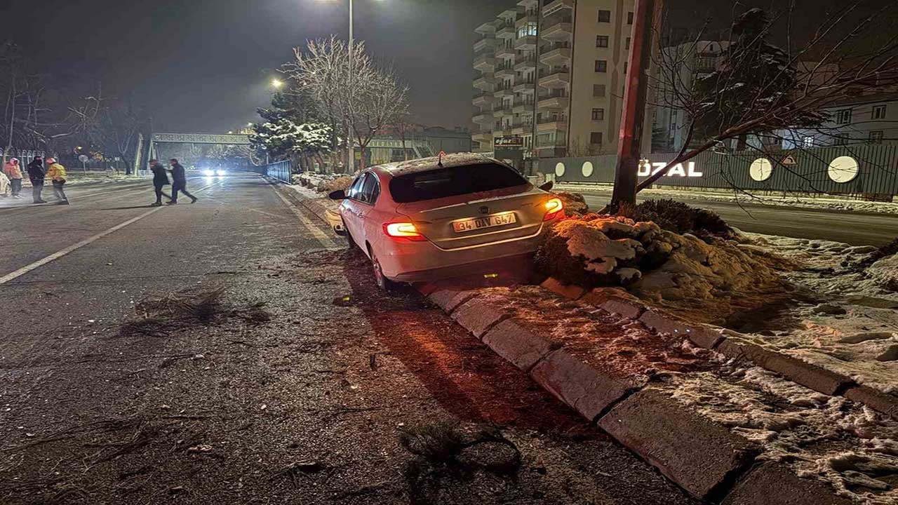 Foto - Alkolü fazla kaçıran trafik magandası ağaç ve direk dinlemedi! Sorumsuzluğun böylesi pes dedirtti!