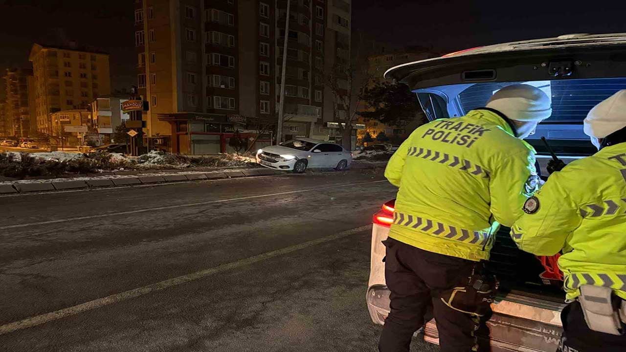 Alkolü fazla kaçıran trafik magandası ağaç ve direk dinlemedi! Sorumsuzluğun böylesi pes dedirtti!