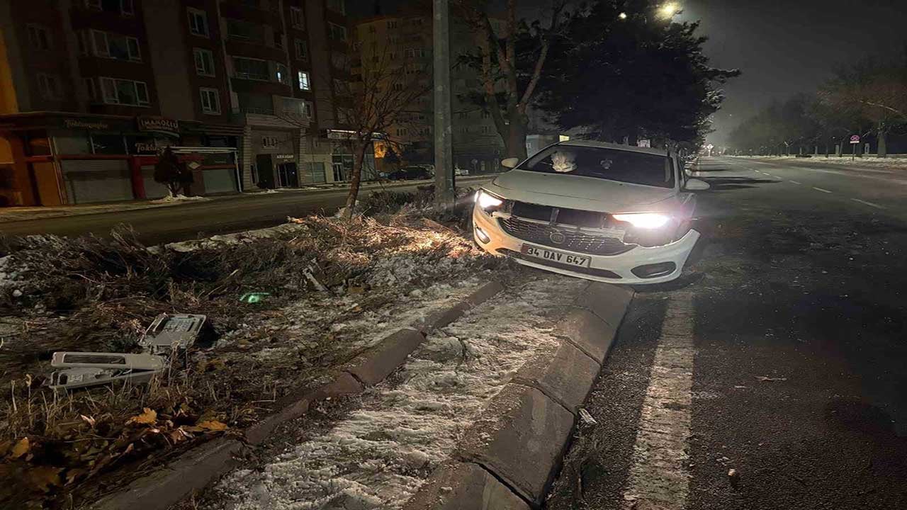 Foto - Alkolü fazla kaçıran trafik magandası ağaç ve direk dinlemedi! Sorumsuzluğun böylesi pes dedirtti!