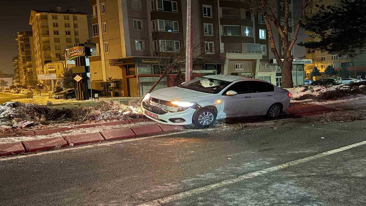Foto - Alkolü fazla kaçıran trafik magandası ağaç ve direk dinlemedi! Sorumsuzluğun böylesi pes dedirtti!