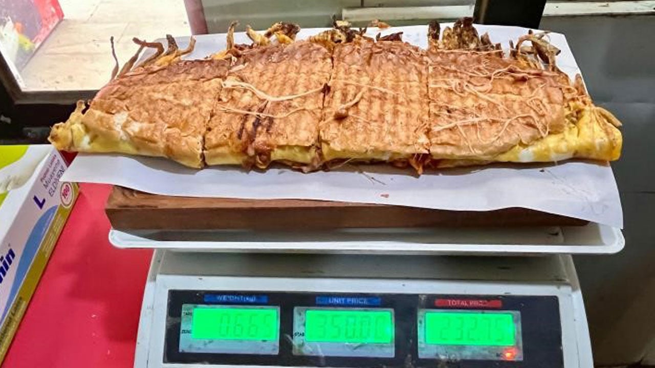 Foto - Almadan önce tartıya koyabilirsiniz! Bu tostun içinde yok yok