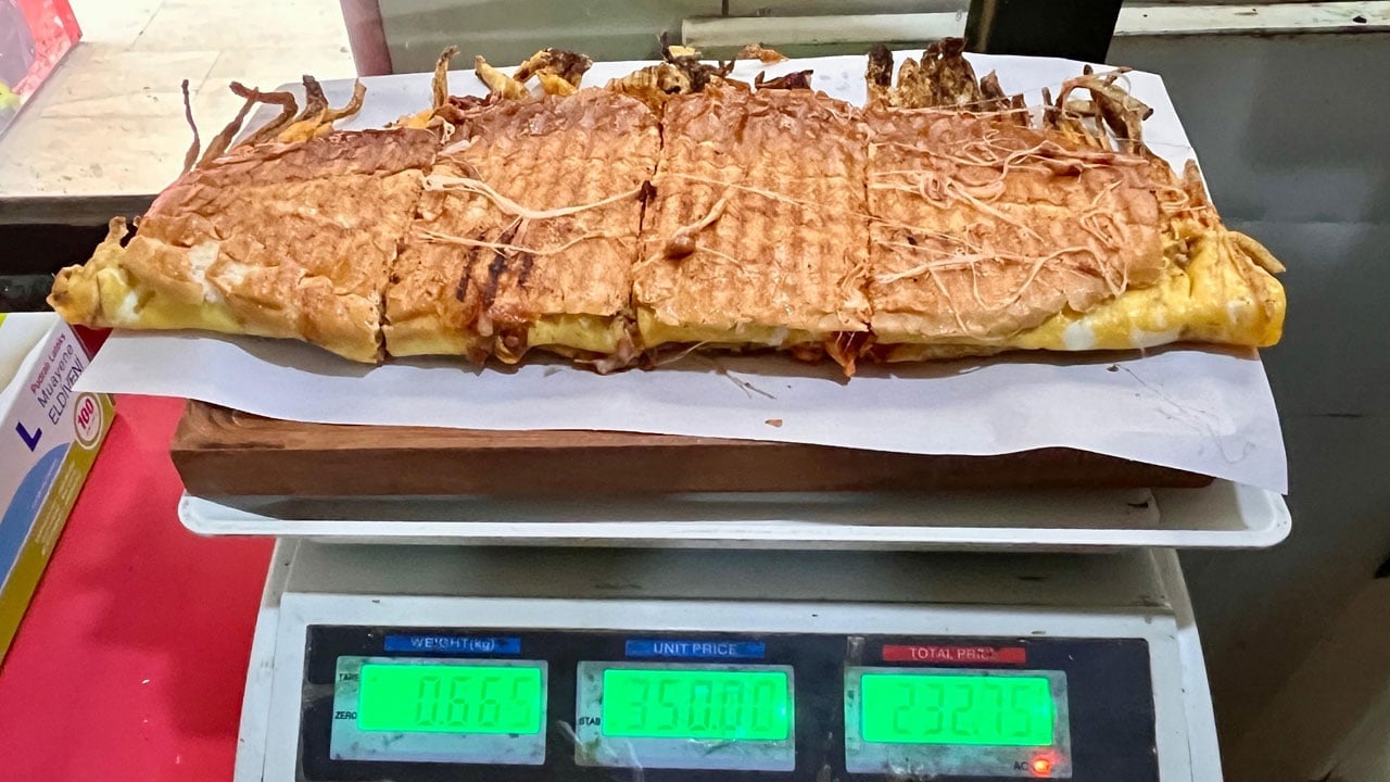 Almadan önce tartıya koyabilirsiniz! Bu tostun içinde yok yok