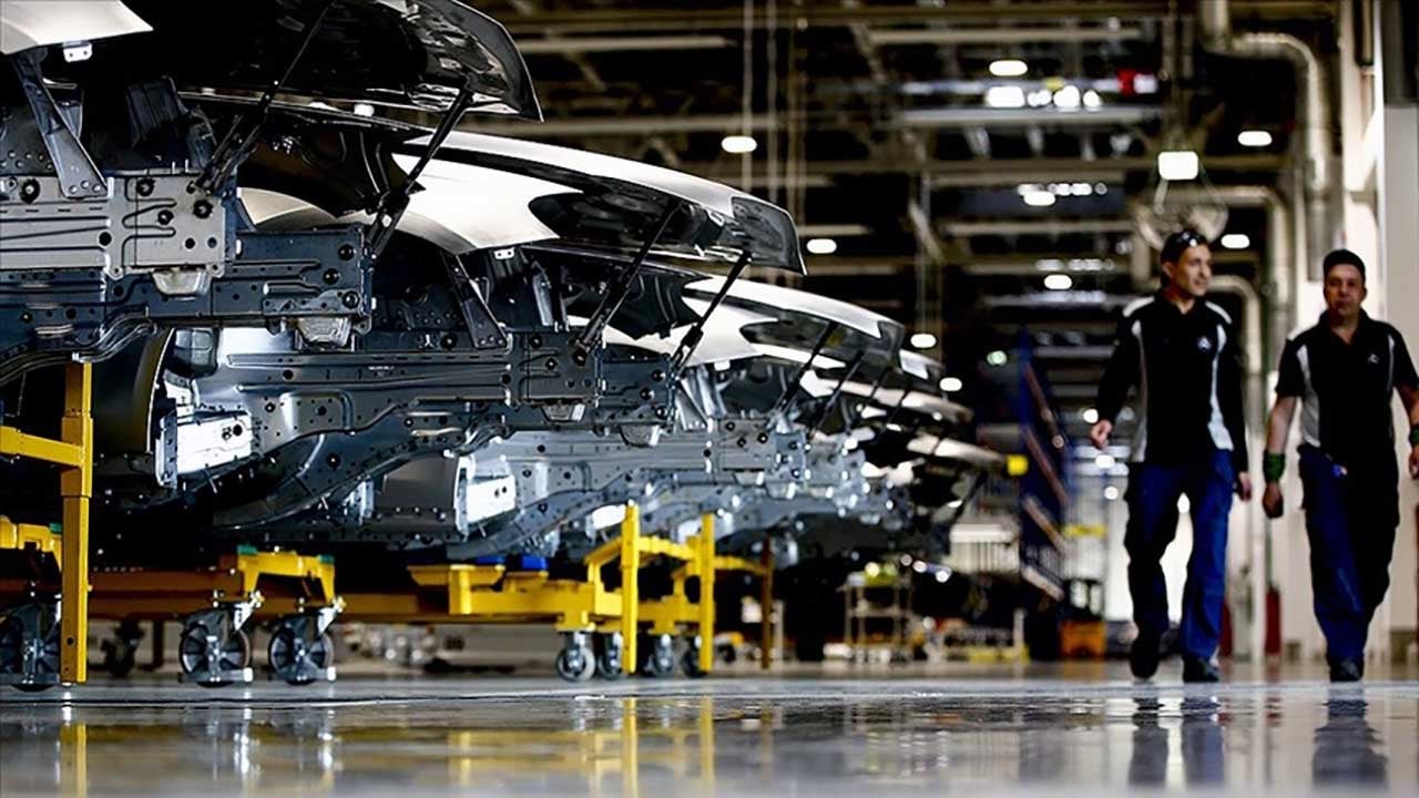 Foto - Alman otomotiv sanayi yerlerde! Lokomotif devrilmek üzere