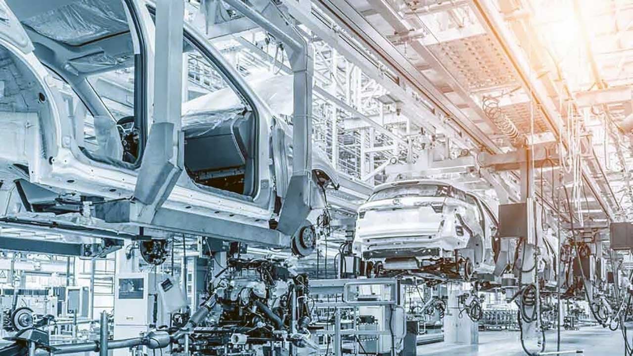 Foto - Alman otomotiv sanayi yerlerde! Lokomotif devrilmek üzere