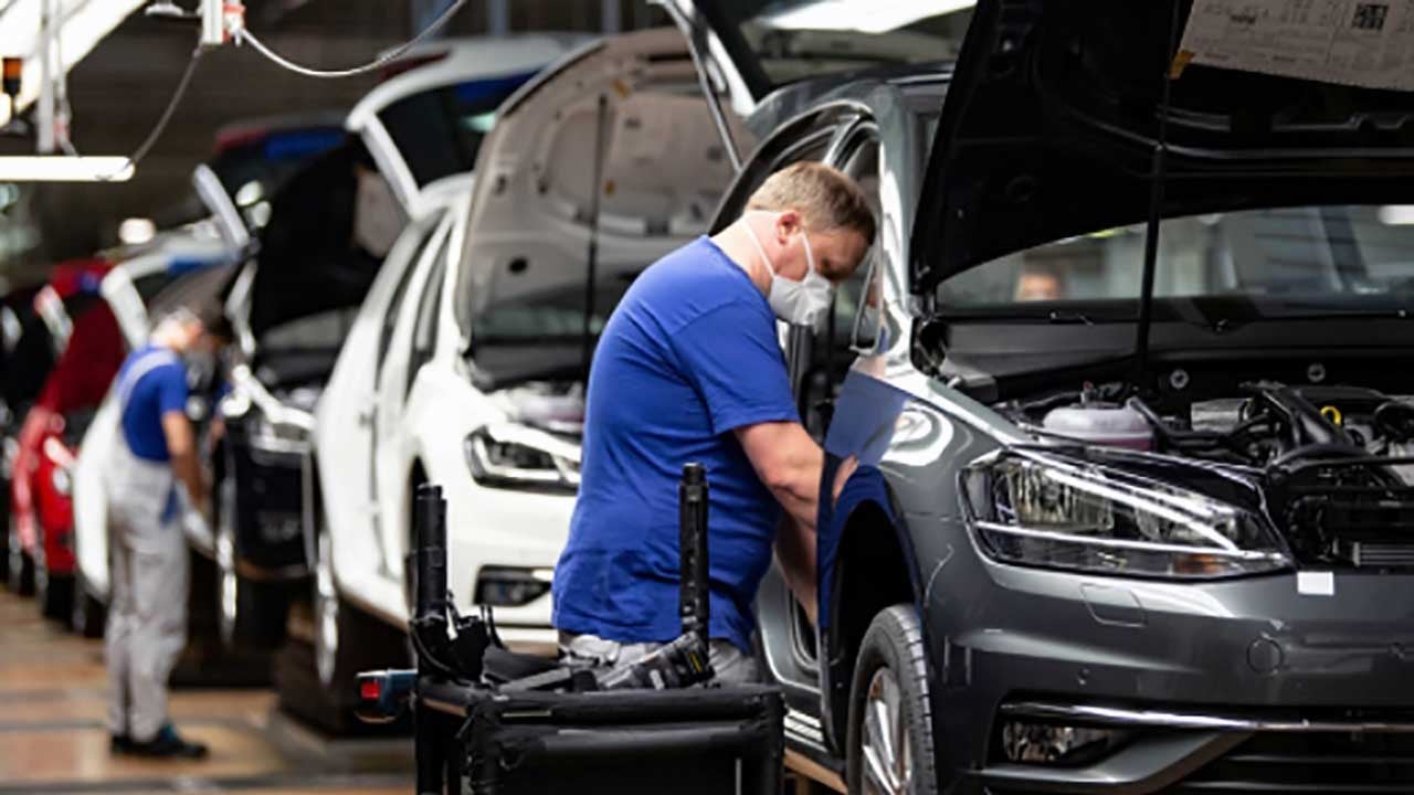 Foto - Alman otomotiv sanayi yerlerde! Lokomotif devrilmek üzere