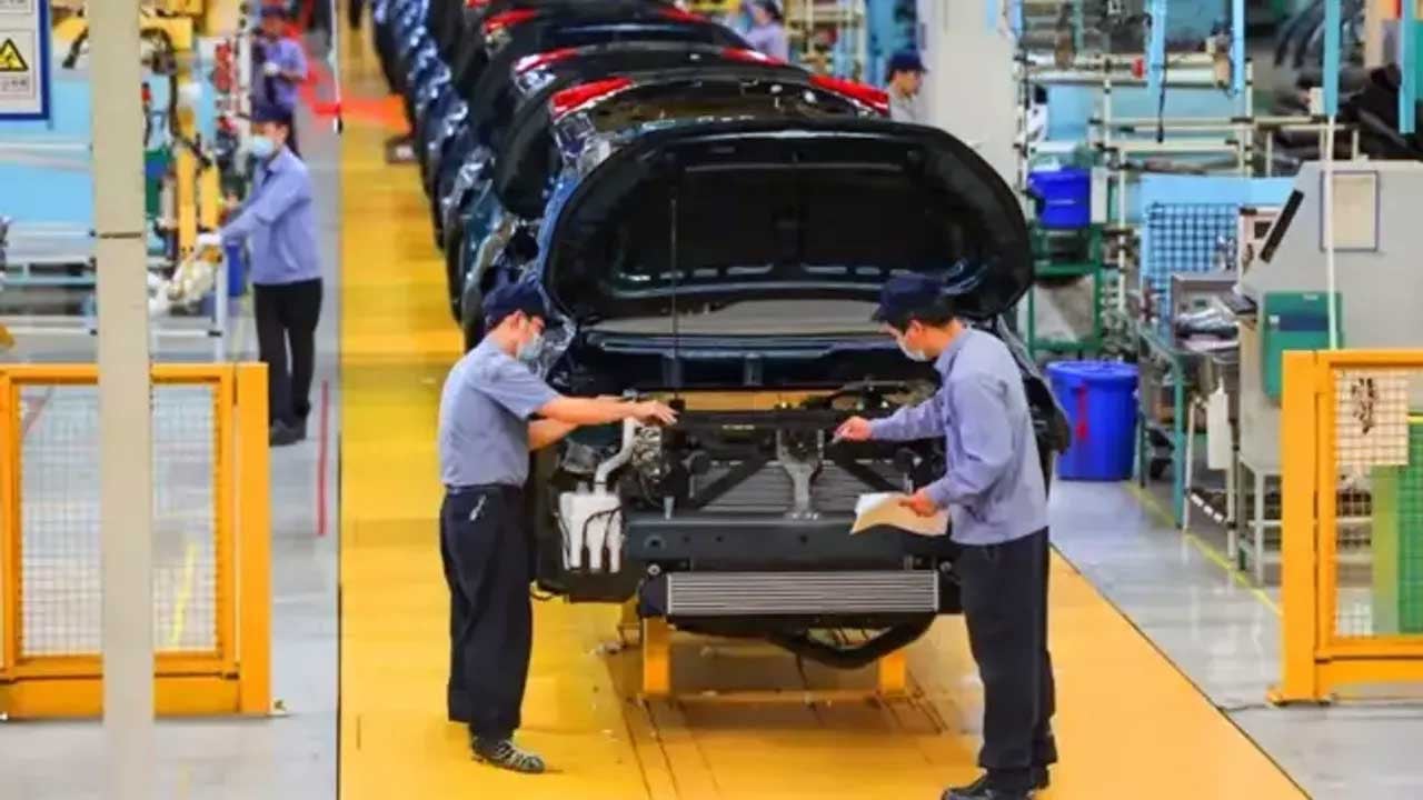 Foto - Alman otomotiv sanayi yerlerde! Lokomotif devrilmek üzere