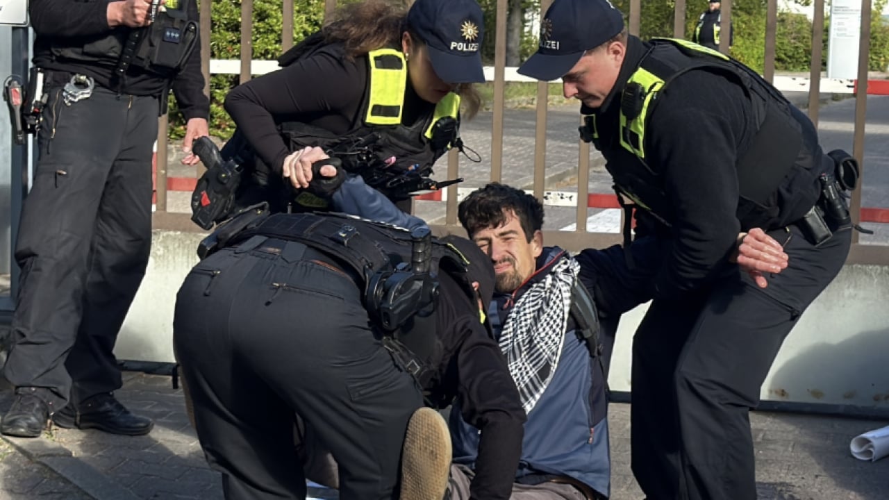 Foto - Alman silah şirketine insanlık dersi: Berlin’de dikkat çeken sloganlar 