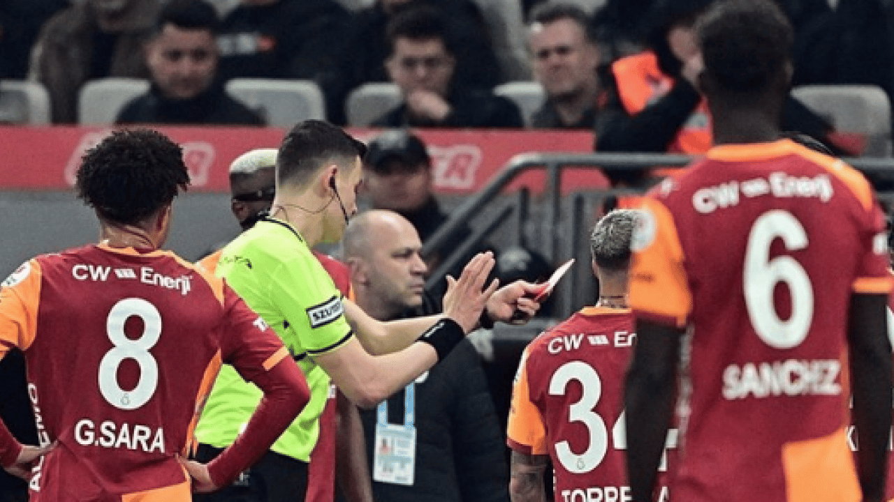 Foto - Almanlar bile gördü, Ozan Efendi görmedi! Şok eden gelişme... Kırmızı kart tiyatrosu!