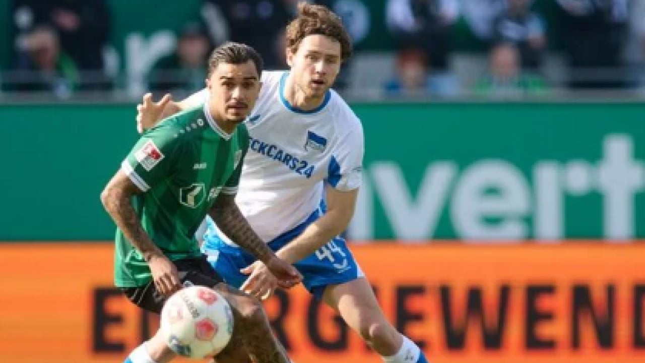 Foto - Almanya'da futbol skandalı! Güvenlik zafiyeti pes dedirtti: Maskeli maganda maçta VAR'ın fişini çekti