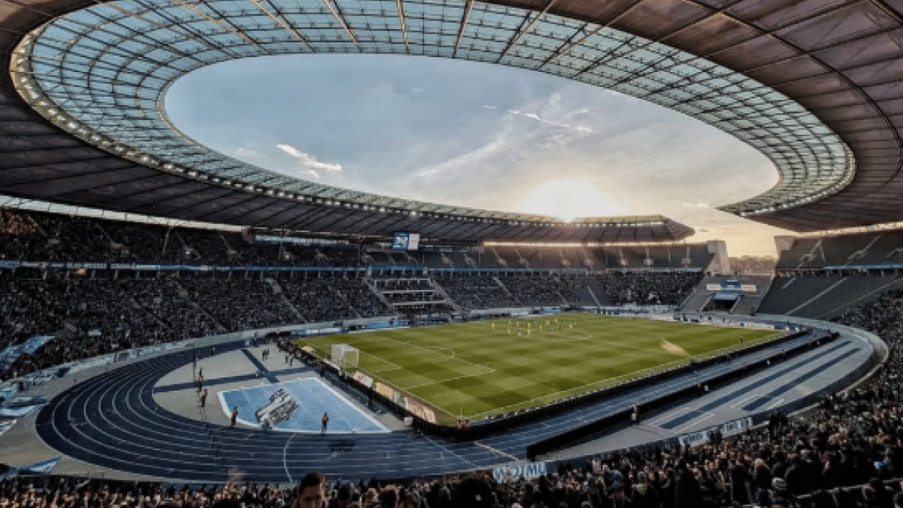 Foto - Almanya'da futbol skandalı! Güvenlik zafiyeti pes dedirtti: Maskeli maganda maçta VAR'ın fişini çekti