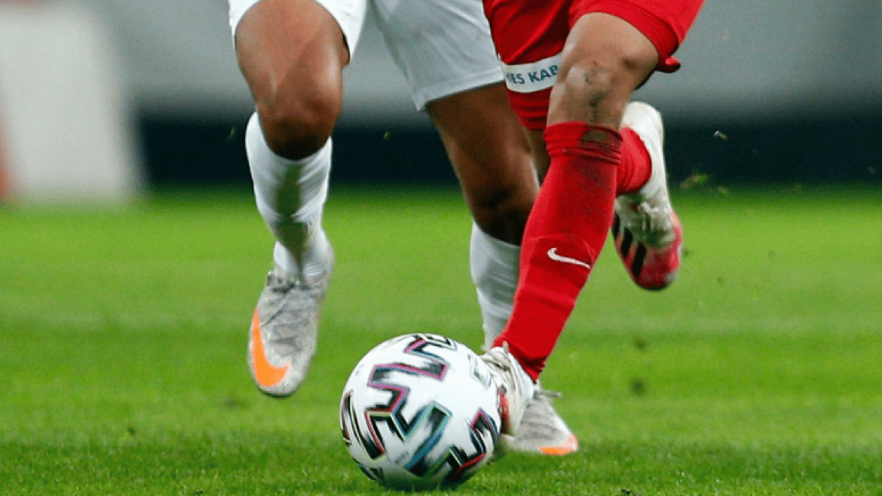 Foto - Almanya'da futbol skandalı! Güvenlik zafiyeti pes dedirtti: Maskeli maganda maçta VAR'ın fişini çekti