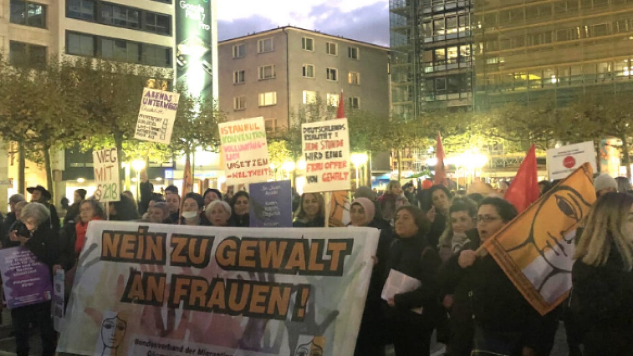 Foto - Almanya'da kadına karşı şiddet! Olay sözler: Sığınma evleri yetersiz! Vatandaşlar isyan etti, kadın şiddeti ''pes' dedirtti