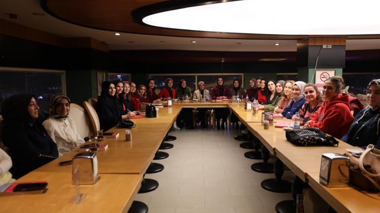 Foto - Farklı mesleklerden kadınlar, altın yerine kitap günü için bir araya geliyor