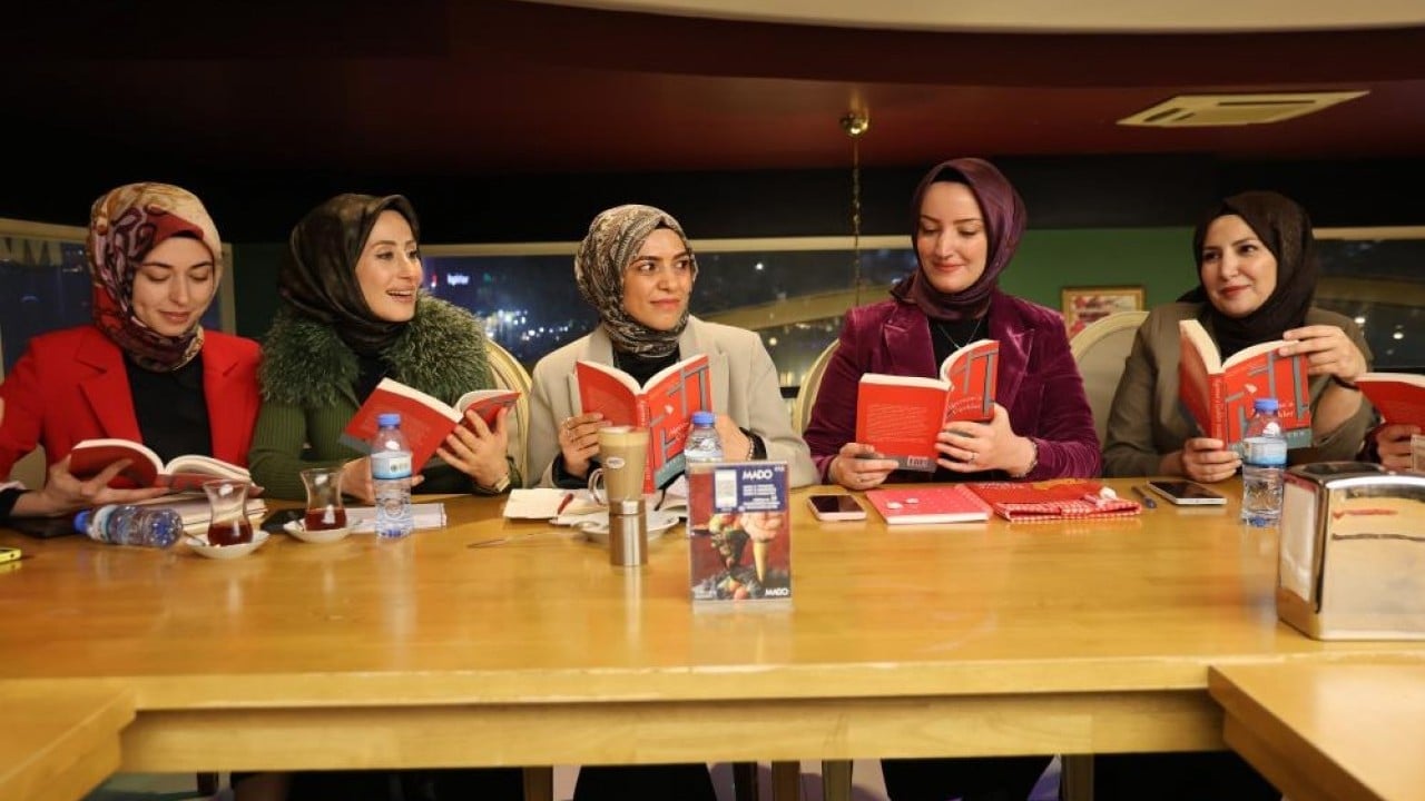 Foto - Farklı mesleklerden kadınlar, altın yerine kitap günü için bir araya geliyor