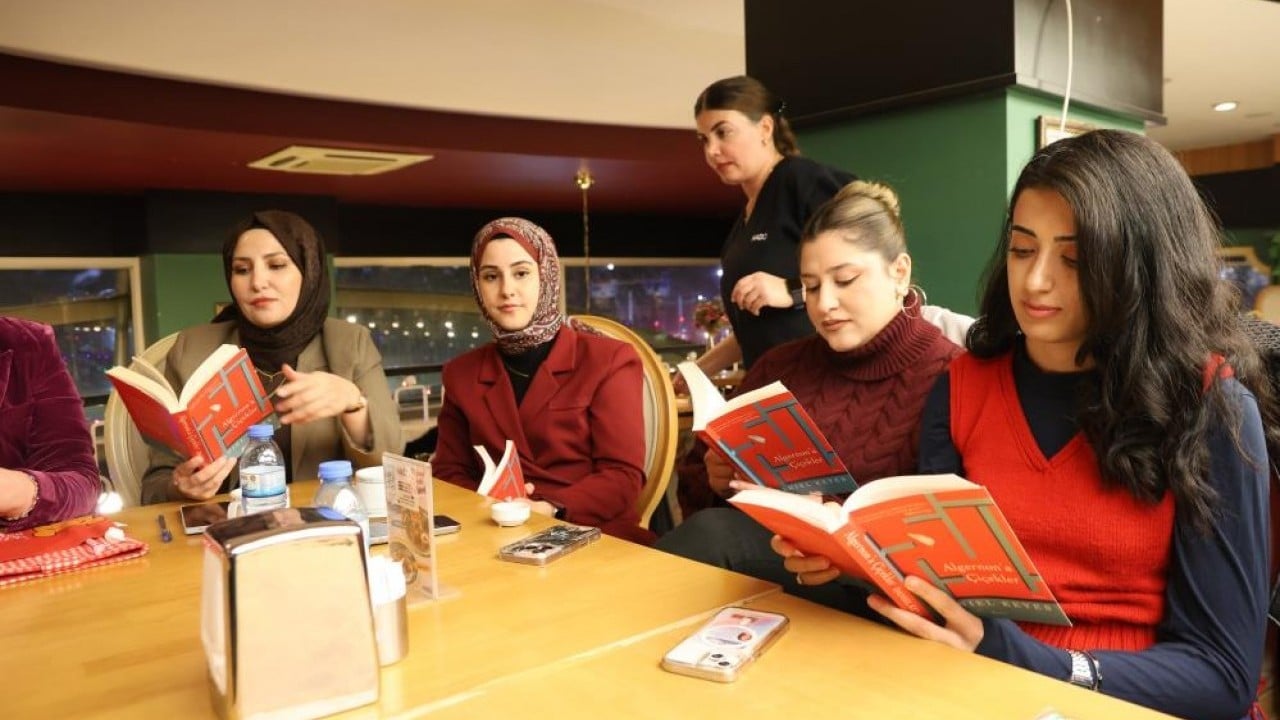 Foto - Farklı mesleklerden kadınlar, altın yerine kitap günü için bir araya geliyor