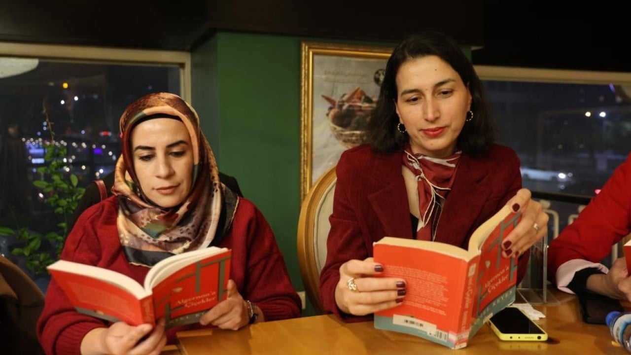 Foto - Farklı mesleklerden kadınlar, altın yerine kitap günü için bir araya geliyor