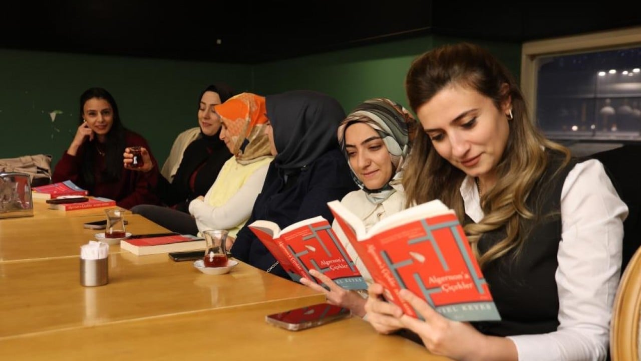 Foto - Farklı mesleklerden kadınlar, altın yerine kitap günü için bir araya geliyor