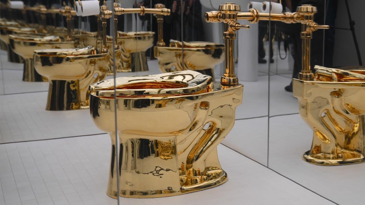 Altın klozet sahneye çıkıyor: Cattelan’ın ‘America’sı bugün 10 milyon dolarla açık artırmada
