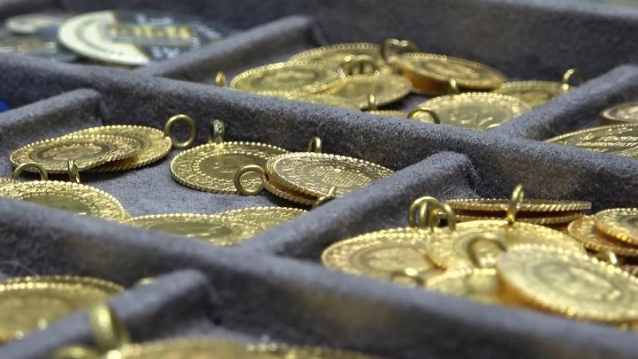 Altın küresel kıskaca girdi: Enflasyon ve faiz endişesi fiyatları aşağı çekiyor!