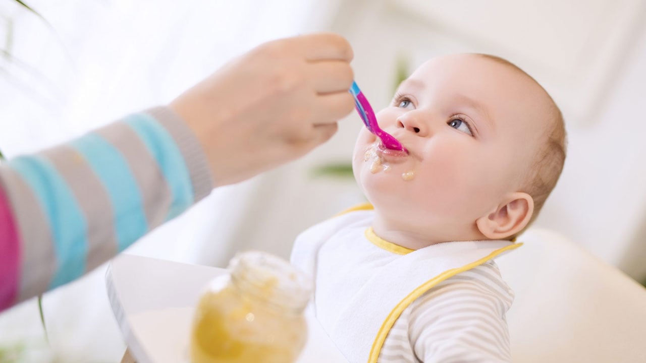 Aman bunları sakın yapmayın! Ek gıdada yapılan hata yıllarca sürüyor