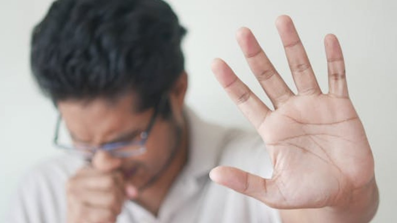 Geçmeyen öksürüğe dikkat: Profesör soğuk havalarla virüslerin artışta olduğunu açıkladı: Farkında değiliz