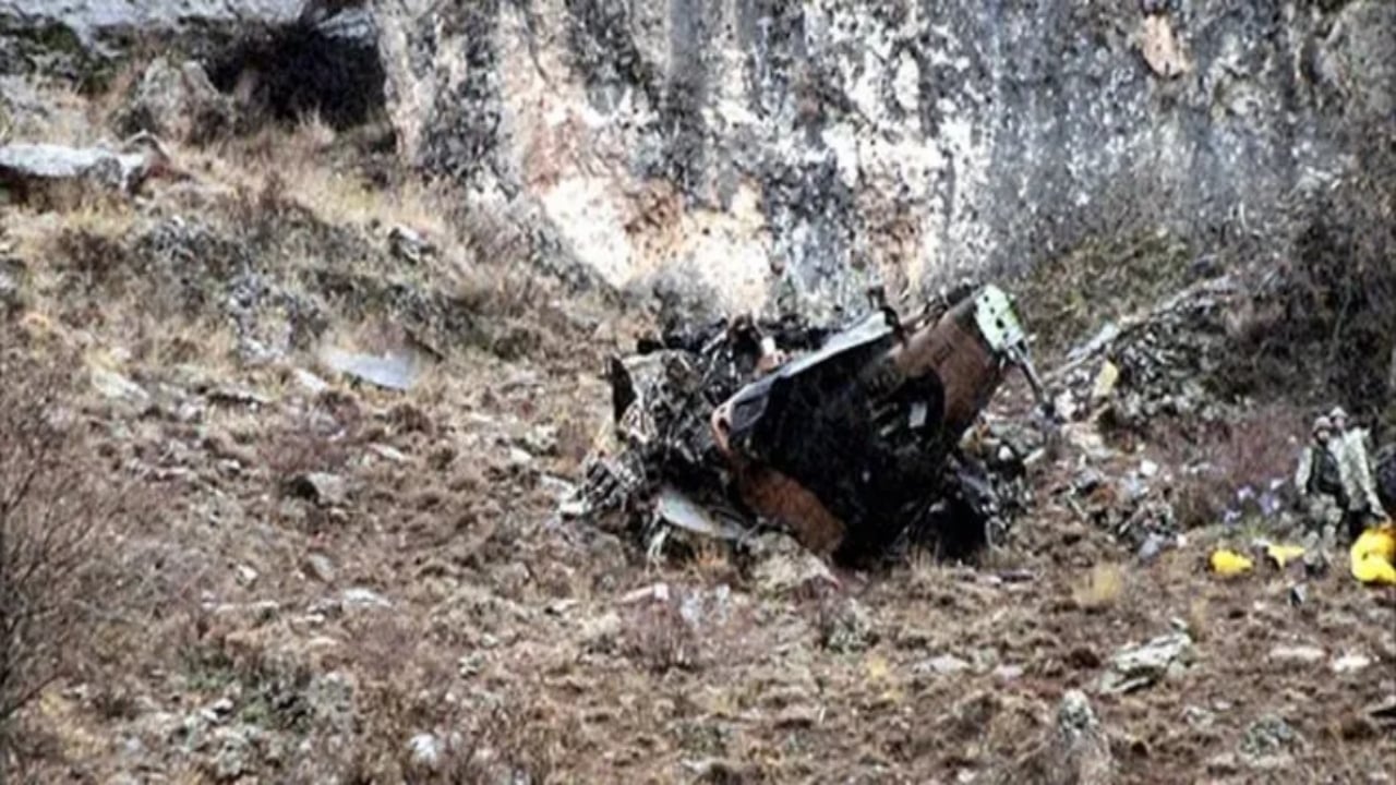 Foto - Ambulans helikopter, askeri üsse düştü: 5 ölü