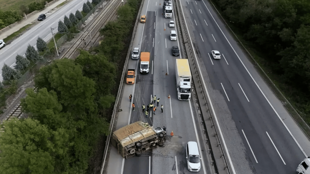 Foto - Anadolu Otoyolu'nda kaza! İstanbul yönü kilitlendi