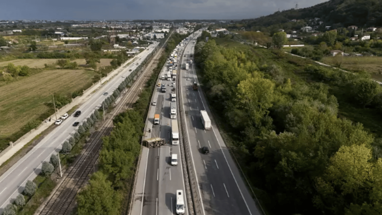 Foto - Anadolu Otoyolu'nda kaza! İstanbul yönü kilitlendi