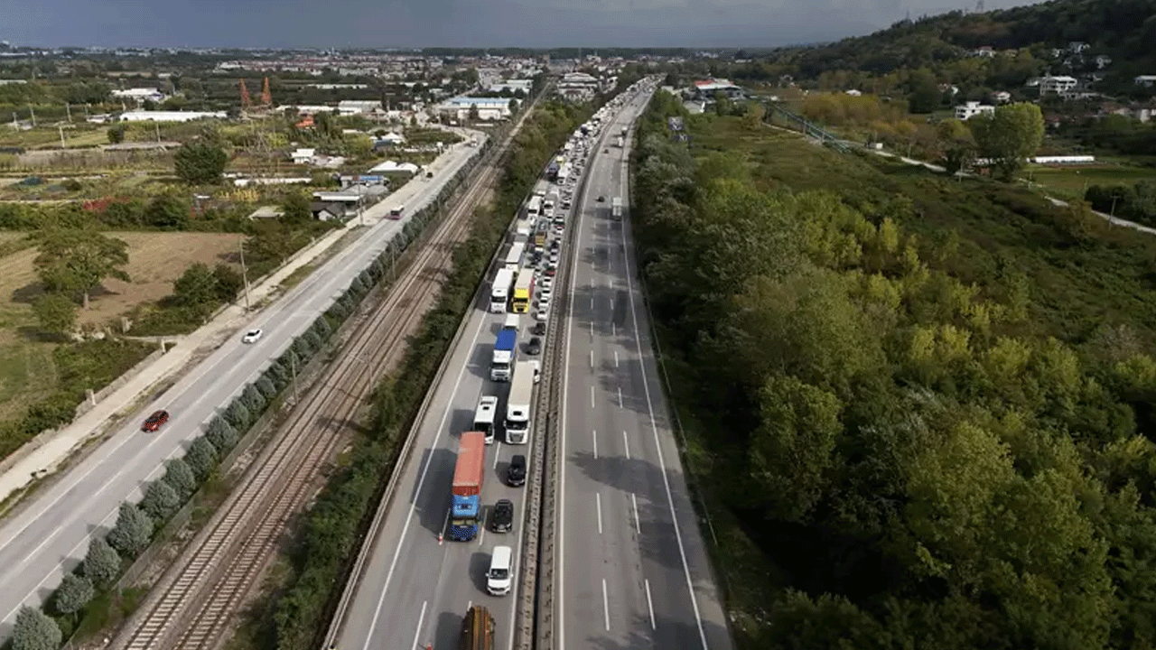Anadolu Otoyolu'nda kaza! İstanbul yönü kilitlendi