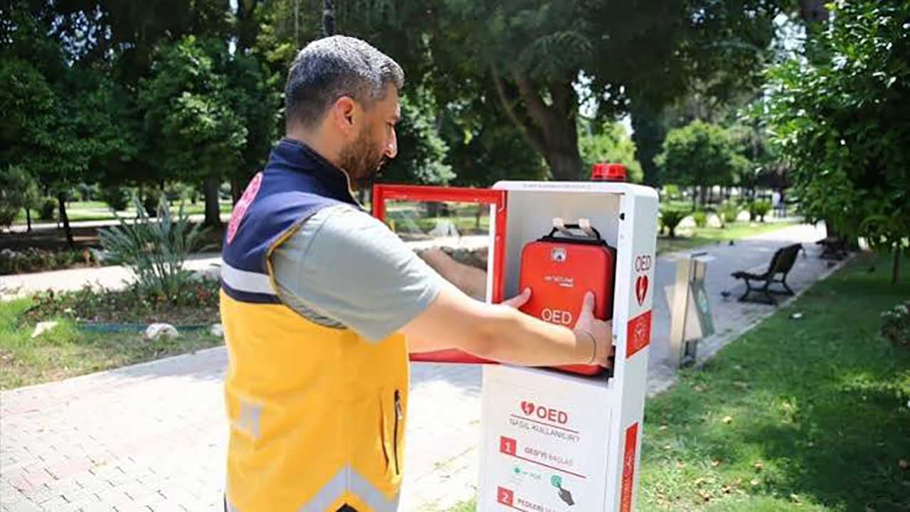 Foto - Ani kalp durmalarına karşı yerli kalkan! Sokaklara yerleştirilen bu cihazlar hayat kurtaracak!