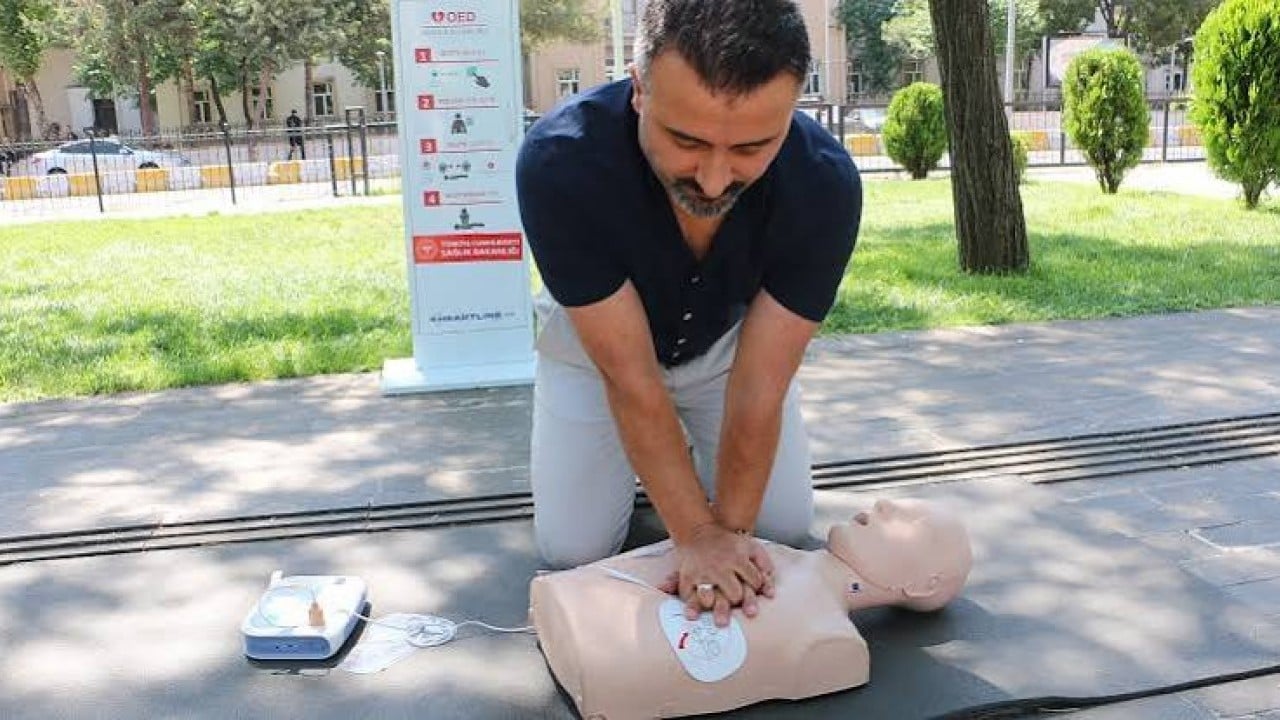 Foto - Ani kalp durmalarına karşı yerli kalkan! Sokaklara yerleştirilen bu cihazlar hayat kurtaracak!