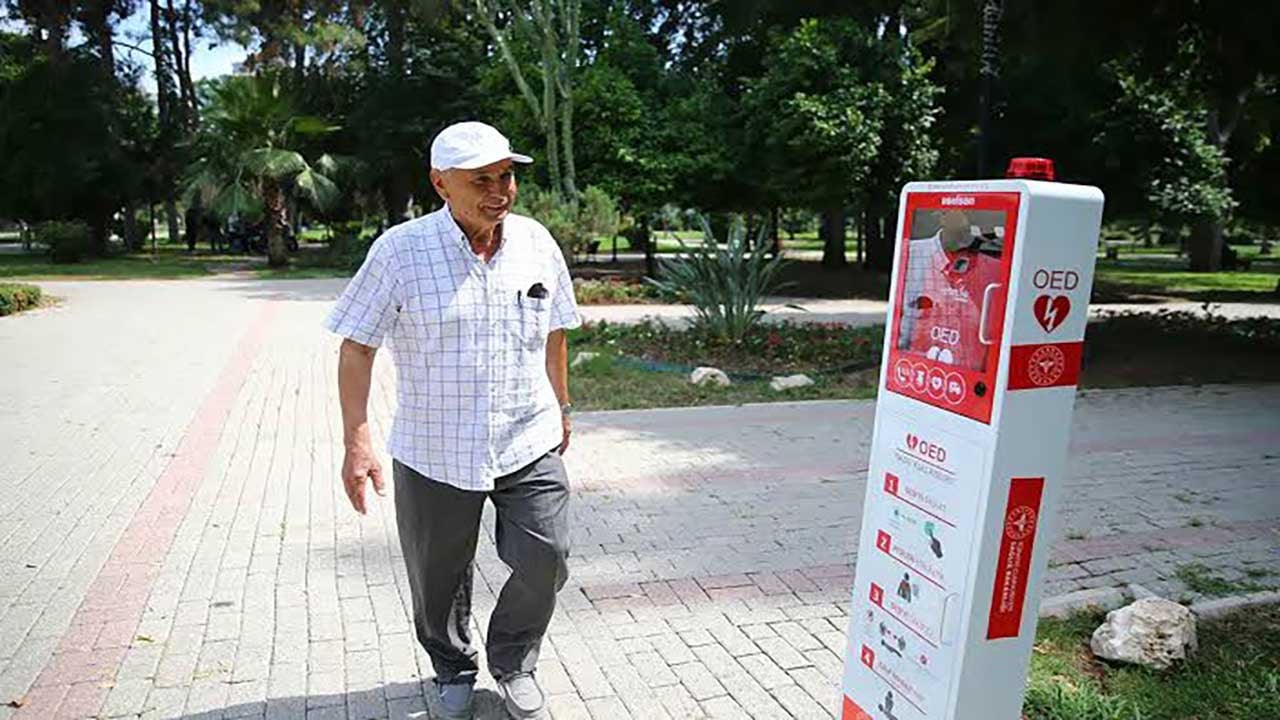 Foto - Ani kalp durmalarına karşı yerli kalkan! Sokaklara yerleştirilen bu cihazlar hayat kurtaracak!