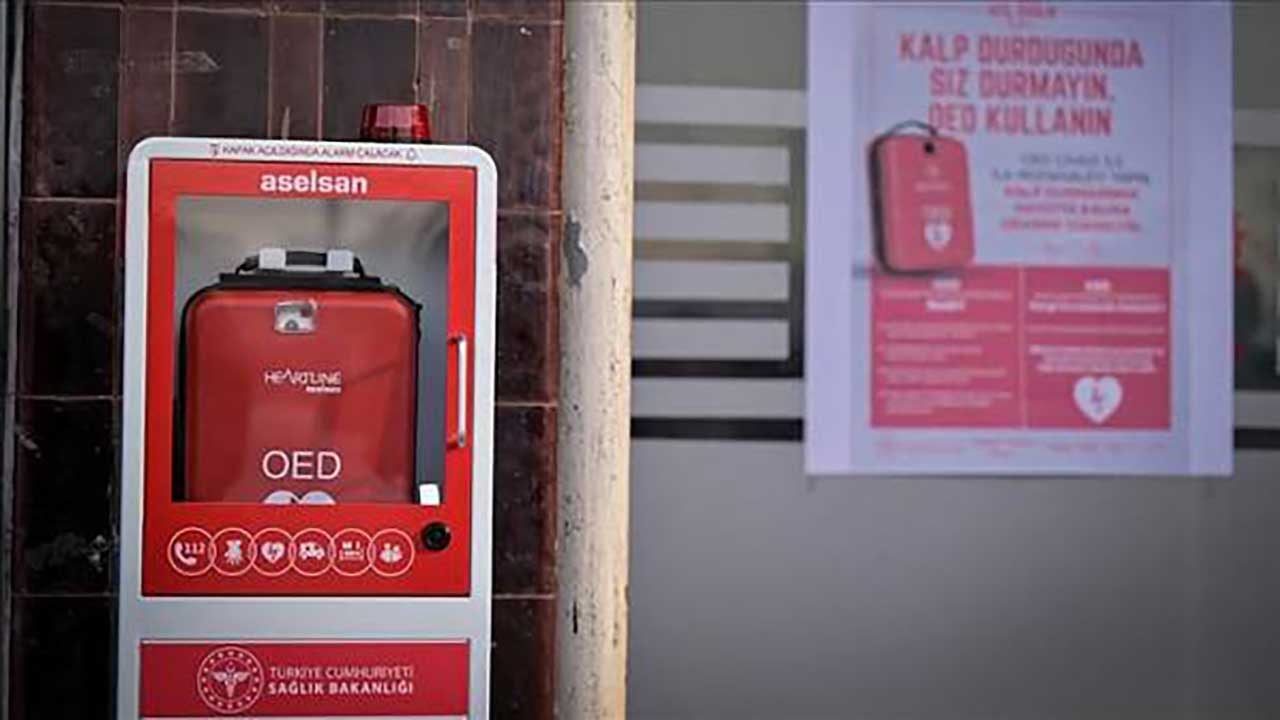 Foto - Ani kalp durmalarına karşı yerli kalkan! Sokaklara yerleştirilen bu cihazlar hayat kurtaracak!